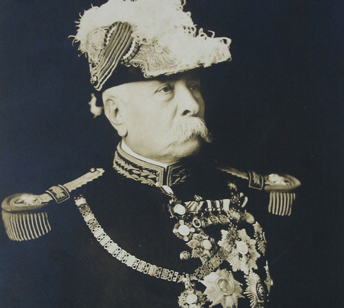 34 People Share Real-Life Villains They Regret Mistaking For Heroes At First