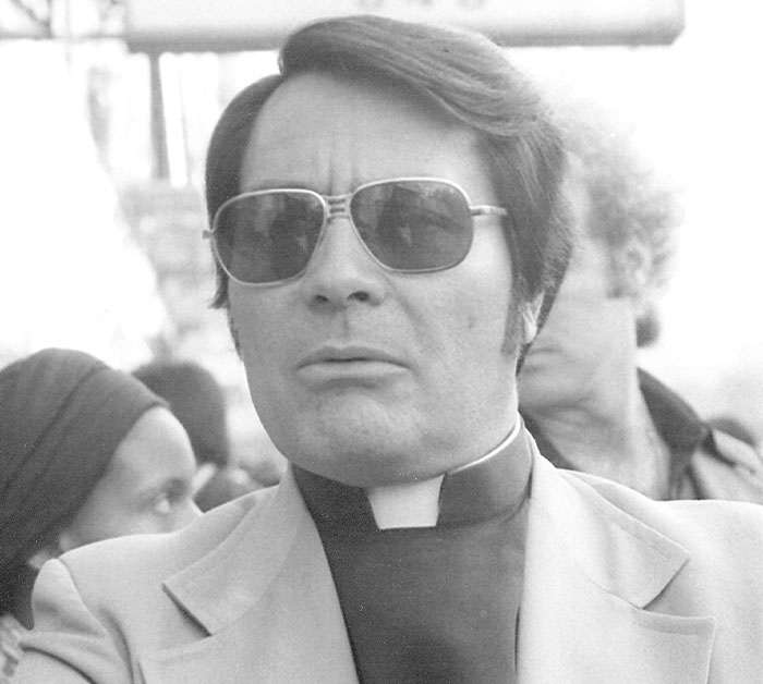 34 People Share Real-Life Villains They Regret Mistaking For Heroes At First