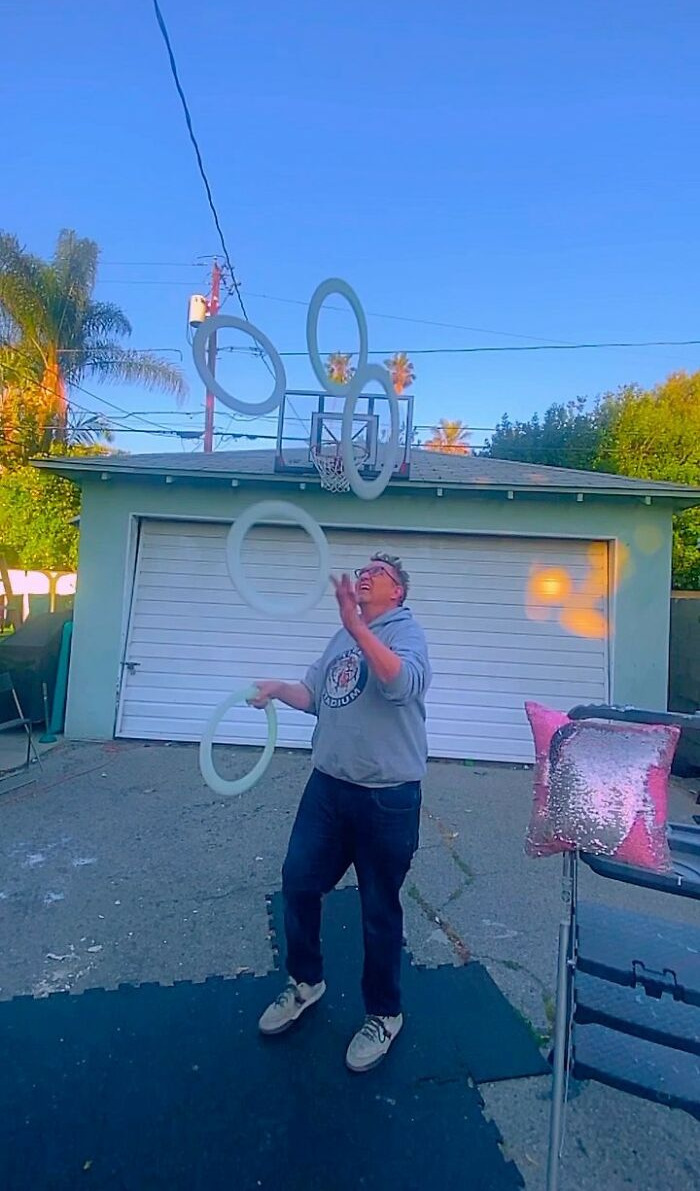 Peeps Roast Juggler For A &ldquo;Useless&rdquo; Talent, While It&rsquo;s Paid For A House, A Car And Kids&rsquo; College