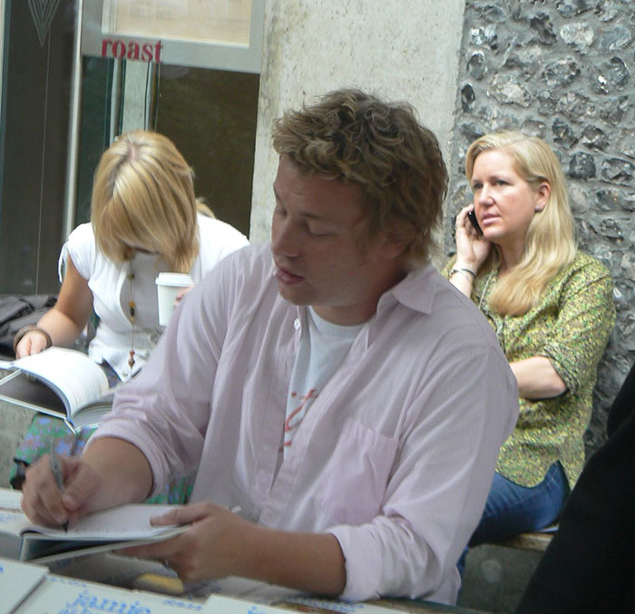 “Still Disappointed”: 30 People That Won A Celebrity Meet & Greet Spill The Tea On What It Was Like