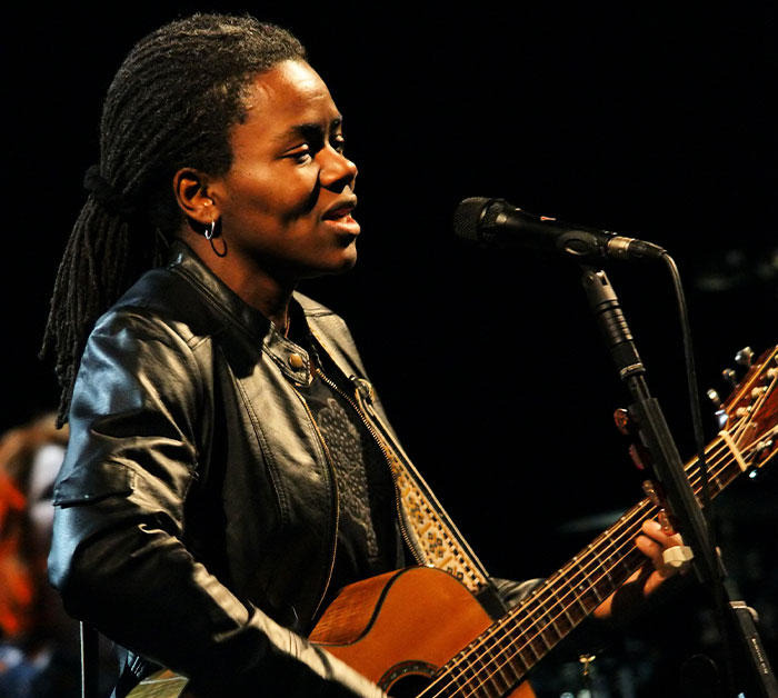 50 Celebrities That Lived Up To Their Reputation Or Failed Miserably, As Per Waiters