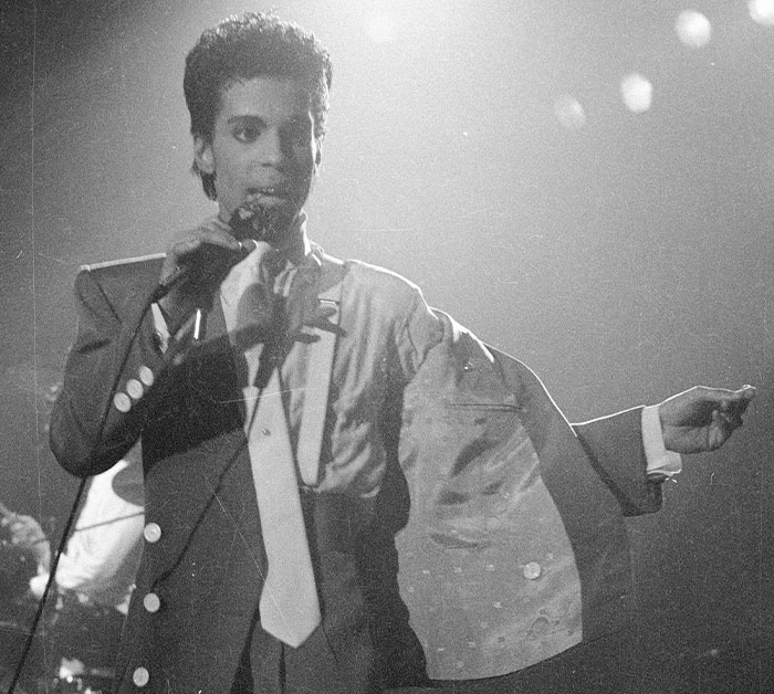 50 Celebrities That Lived Up To Their Reputation Or Failed Miserably, As Per Waiters