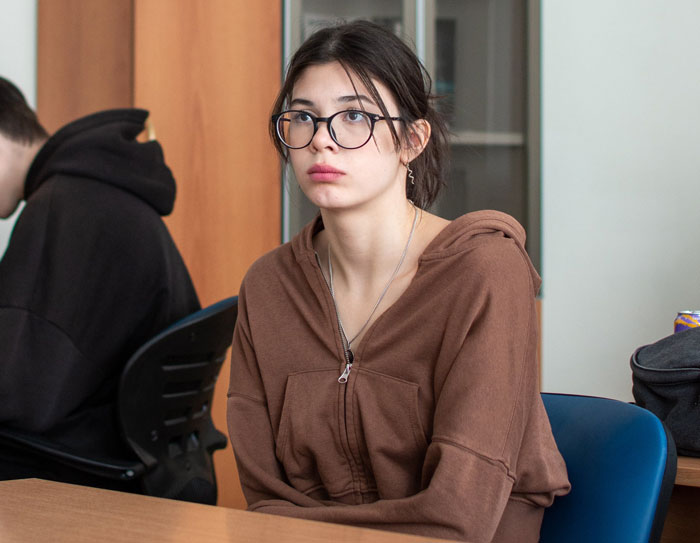 Teen Destroys Stepsister's Expensive Dress Out Of Petty Jealousy, Mom Makes It A Teaching Moment