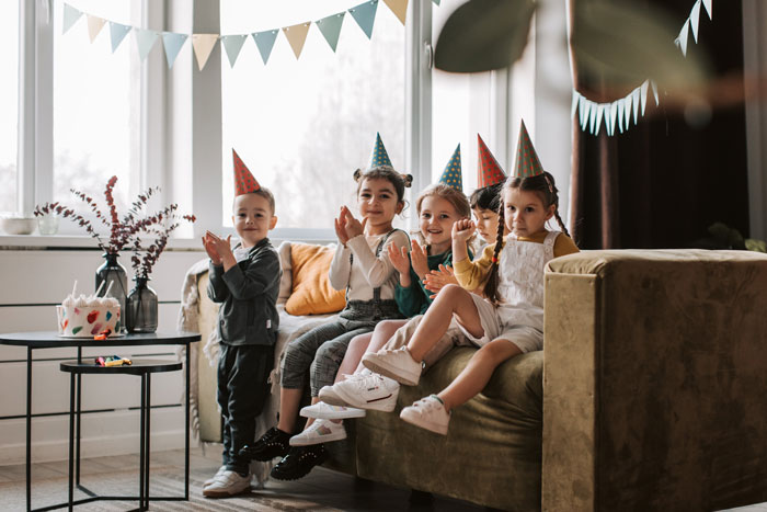 Daughter Excludes 2 ‘Boring’ Girls From Her Birthday Party, Mom Instructs Her To Invite Everybody Daughter Excludes 2 ‘Boring’ Girls From Her Birthday Party, Mom Instructs Her To Invite Everybody