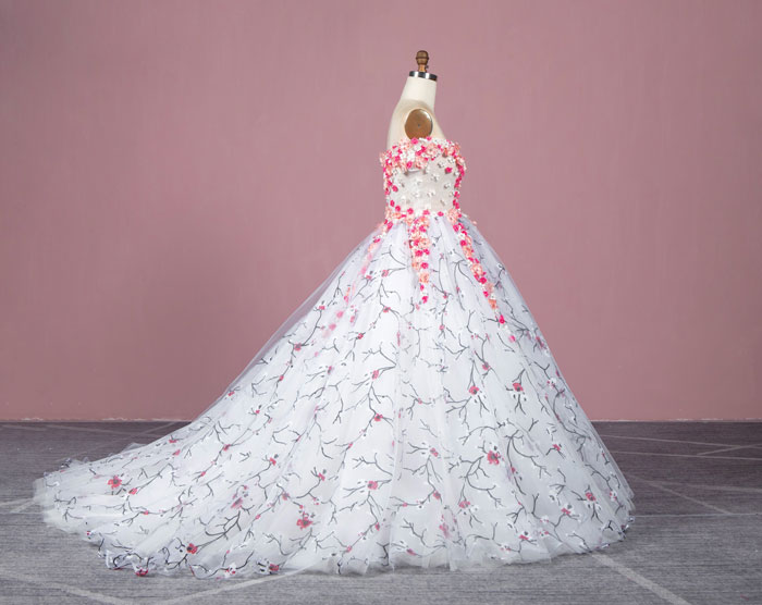 Teen Destroys Stepsister's Expensive Dress Out Of Petty Jealousy, Mom Makes It A Teaching Moment