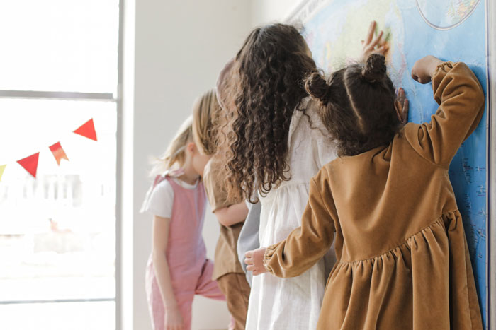 Daughter Excludes 2 ‘Boring’ Girls From Her Birthday Party, Mom Instructs Her To Invite Everybody Daughter Excludes 2 ‘Boring’ Girls From Her Birthday Party, Mom Instructs Her To Invite Everybody