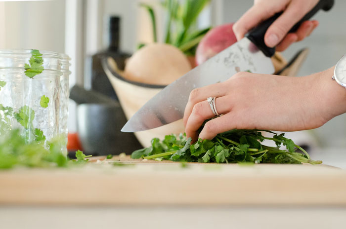 “I Still Refuse To Eat Anything She Makes”: 30 People Share The Wildest Cooking Practices