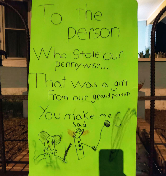 This House Had A Really Cool Pennywise Decoration On Their Front Porch Last Week