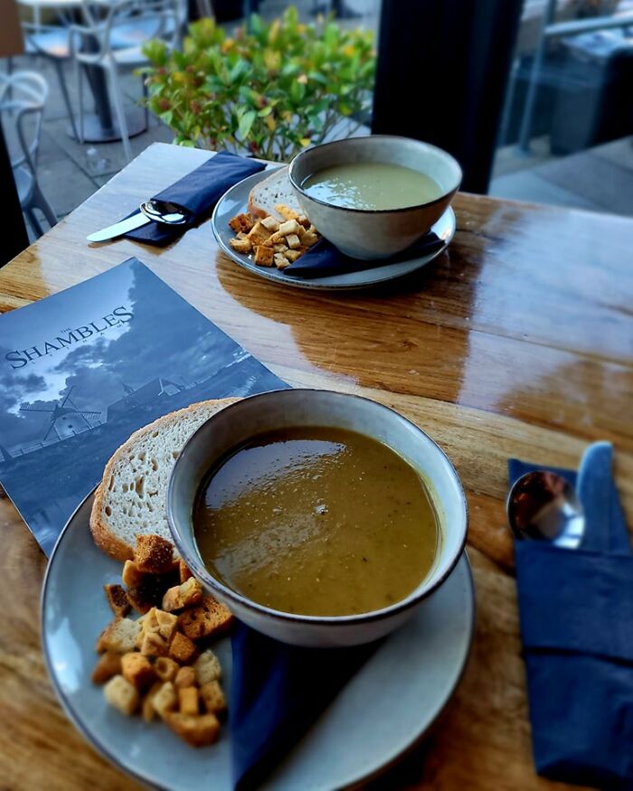 Customer Leaves A Bad Review For Cafe, Its Owner Replies, Revealing The Reality Behind It