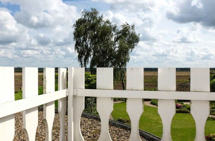 This Belgian Photographer Captures Funny And Extraordinary Scenes Of Everyday Life (49 New Pics)