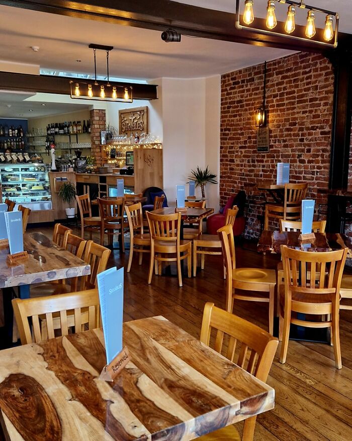 Customer Leaves A Bad Review For Cafe, Its Owner Replies, Revealing The Reality Behind It