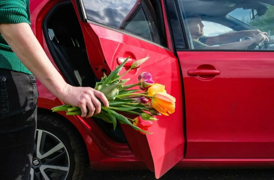 This Belgian Photographer Captures Funny And Extraordinary Scenes Of Everyday Life (49 New Pics)