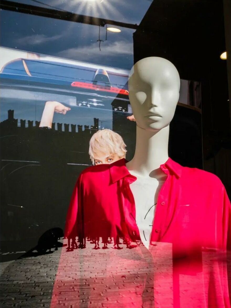 This Belgian Photographer Captures Funny And Extraordinary Scenes Of Everyday Life (49 New Pics)