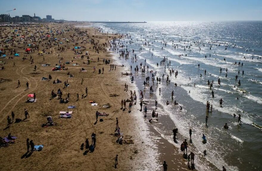 This Belgian Photographer Captures Funny And Extraordinary Scenes Of Everyday Life (49 New Pics)