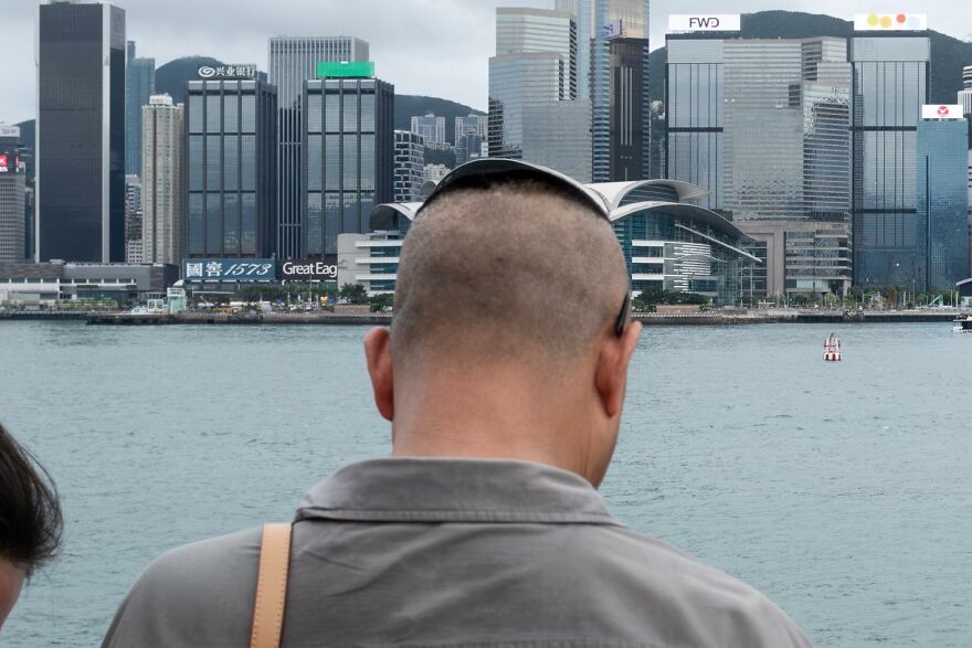 Street Photography With A Twist: 31 New Clever Photos By Edas Wong