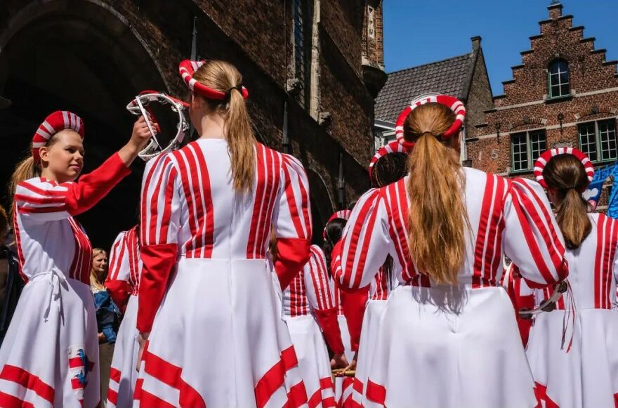 This Belgian Photographer Captures Funny And Extraordinary Scenes Of Everyday Life (49 New Pics)