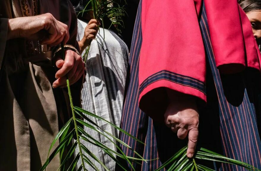 This Belgian Photographer Captures Funny And Extraordinary Scenes Of Everyday Life (49 New Pics)