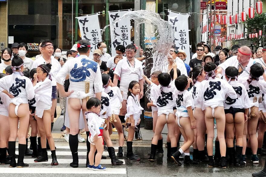 Street Photography With A Twist: 31 New Clever Photos By Edas Wong