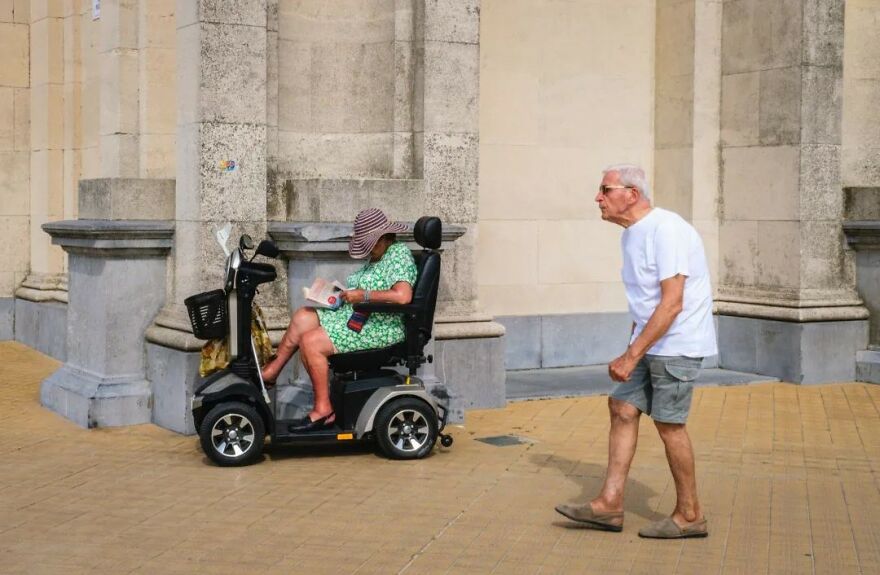 This Belgian Photographer Captures Funny And Extraordinary Scenes Of Everyday Life (49 New Pics)