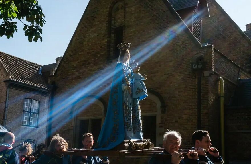 This Belgian Photographer Captures Funny And Extraordinary Scenes Of Everyday Life (49 New Pics)