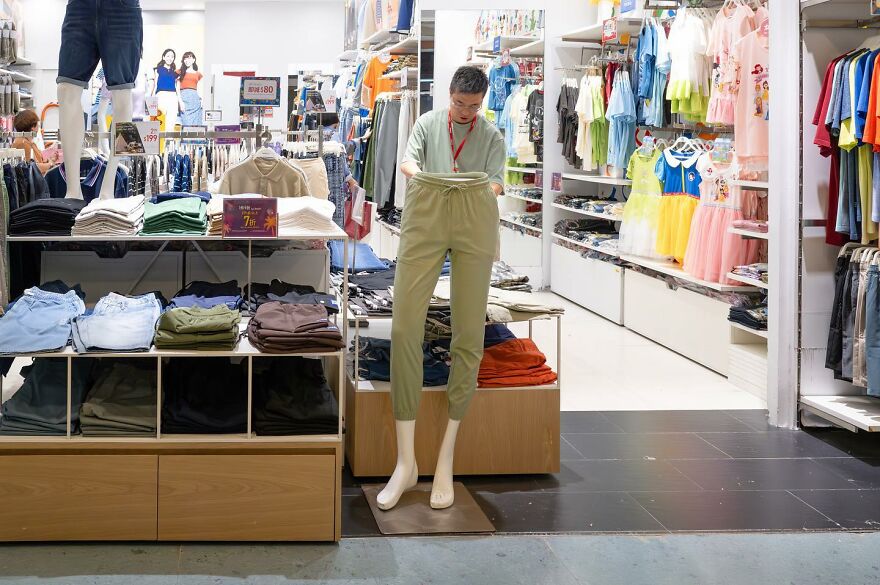 Street Photography With A Twist: 31 New Clever Photos By Edas Wong