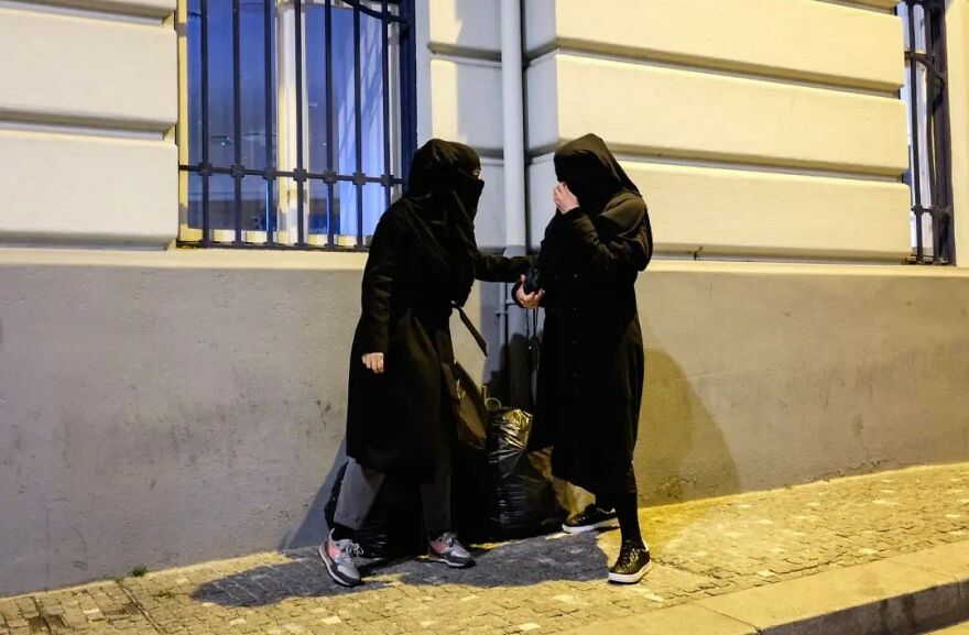 This Belgian Photographer Captures Funny And Extraordinary Scenes Of Everyday Life (49 New Pics)