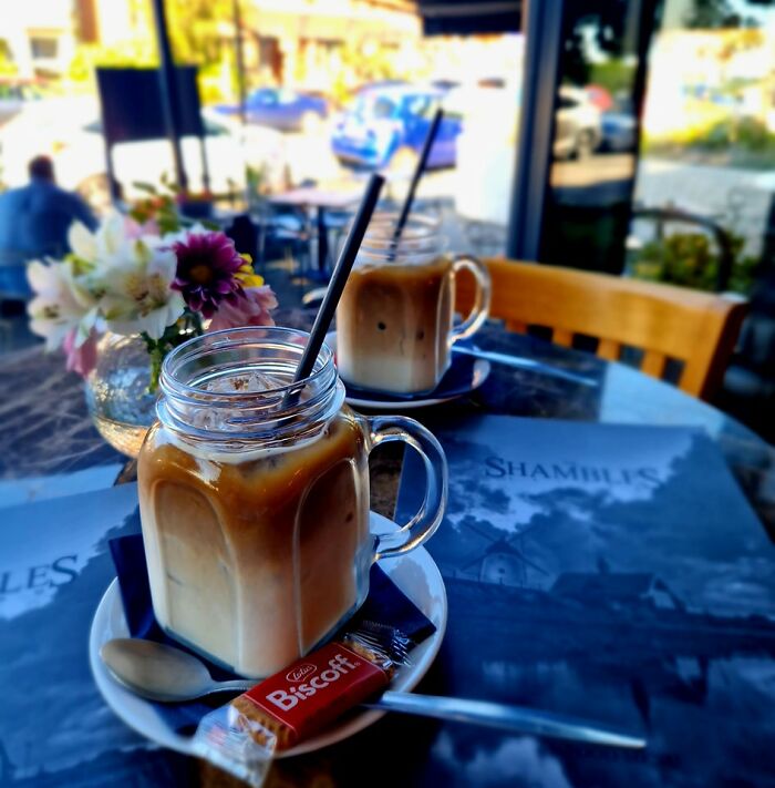 Customer Leaves A Bad Review For Cafe, Its Owner Replies, Revealing The Reality Behind It