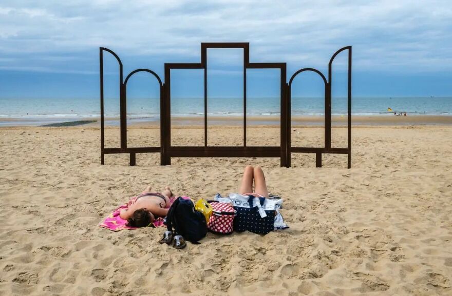 This Belgian Photographer Captures Funny And Extraordinary Scenes Of Everyday Life (49 New Pics)