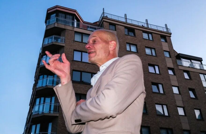 This Belgian Photographer Captures Funny And Extraordinary Scenes Of Everyday Life (49 New Pics)