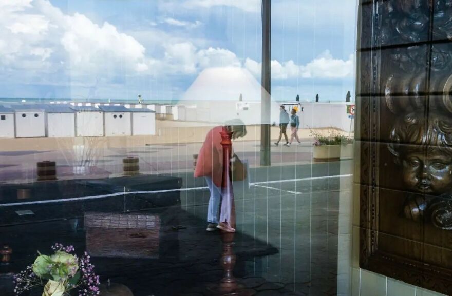 This Belgian Photographer Captures Funny And Extraordinary Scenes Of Everyday Life (49 New Pics)