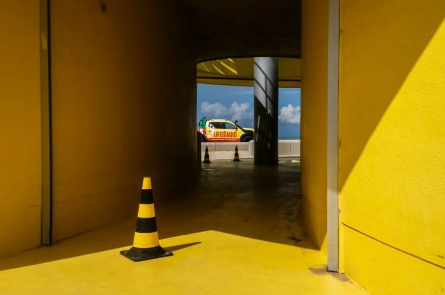 This Belgian Photographer Captures Funny And Extraordinary Scenes Of Everyday Life (49 New Pics)