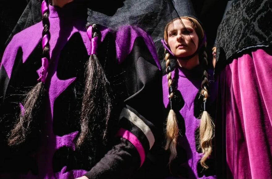 This Belgian Photographer Captures Funny And Extraordinary Scenes Of Everyday Life (49 New Pics)