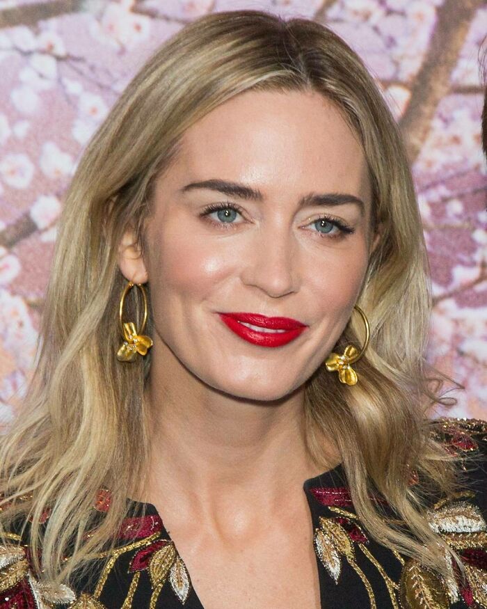 People Have Mixed Reactions Following Emily Blunt’s Apology For Calling Waiter "Enormous" People Have Mixed Reactions Following Emily Blunt’s Apology For Calling Waiter "Enormous"