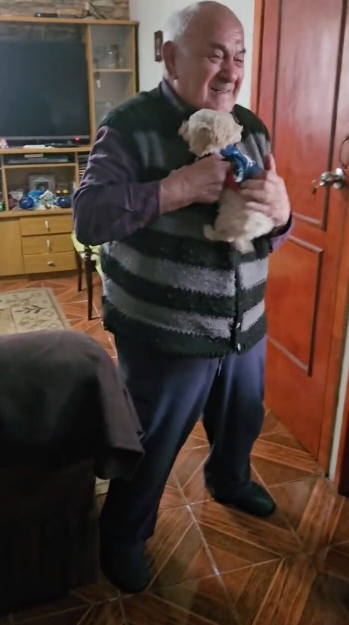Granddaughter Gives Her 96 Y.O. Grandpa A Puppy, Sees His Remarkable Transformation Granddaughter Gives Her 96 Y.O. Grandpa A Puppy, Sees His Remarkable Transformation