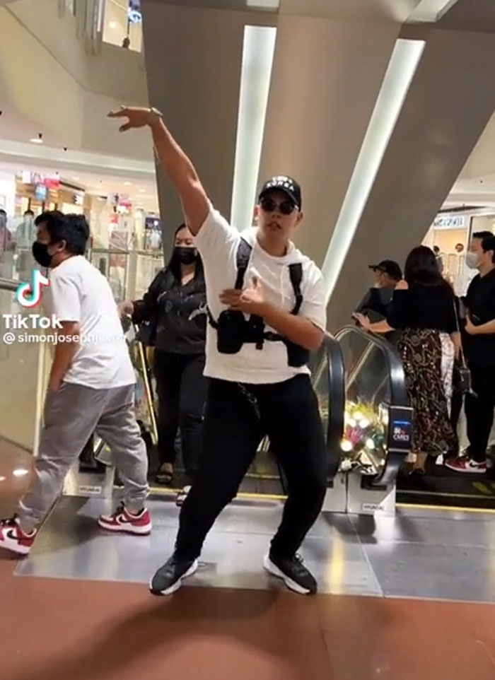 Not This “Influencer” Being A Potential Cause Of Accident On An Escalator