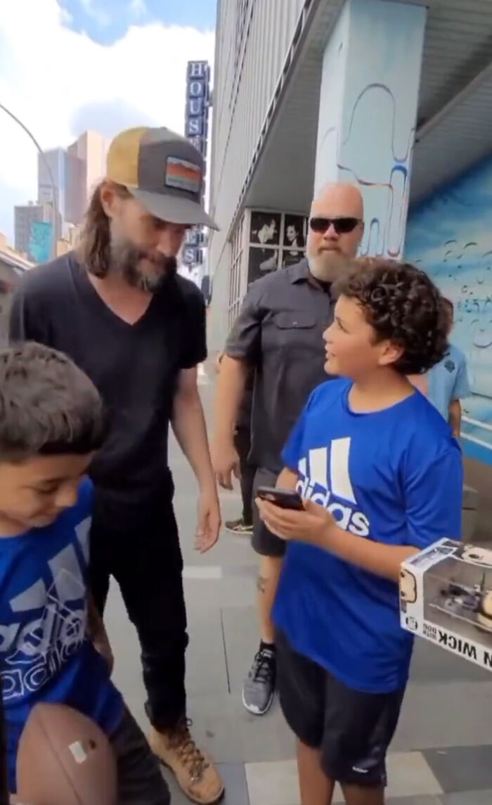 Keanu Reeves Once Again Proves That He’s A Good Guy By Agreeing To Play Catch With 9 Y.O. Fan Keanu Reeves Once Again Proves That He’s A Good Guy By Agreeing To Play Catch With 9 Y.O. Fan