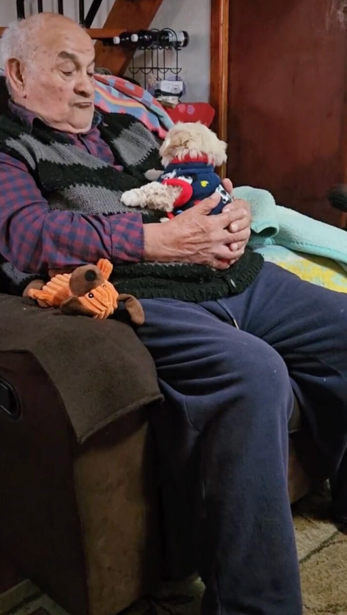 Granddaughter Gives Her 96 Y.O. Grandpa A Puppy, Sees His Remarkable Transformation Granddaughter Gives Her 96 Y.O. Grandpa A Puppy, Sees His Remarkable Transformation