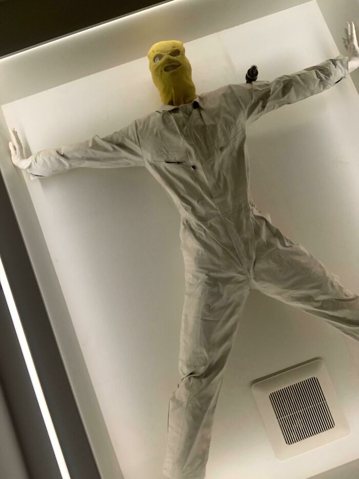 Esta monstruosidad en el techo del baño de un restaurante