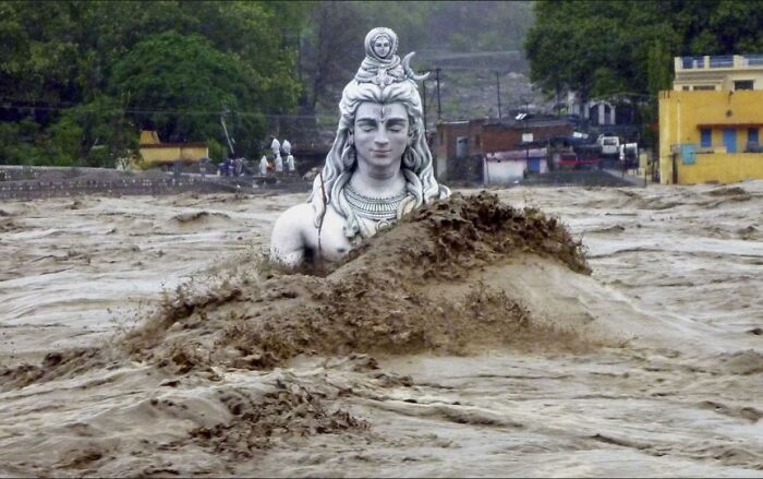 Estatua semisumergida de Shiva el destructor durante una inundación en Uttrakhand