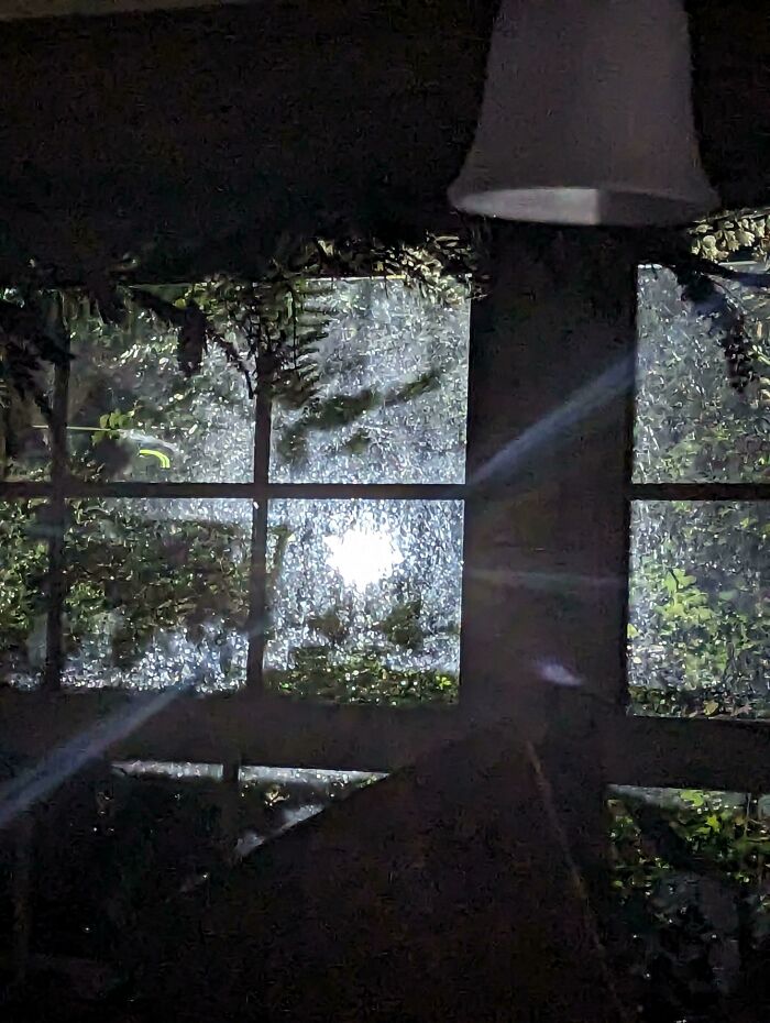 Mi vecino policía a la 1 de la mañana a través de la ventana de mi cocina