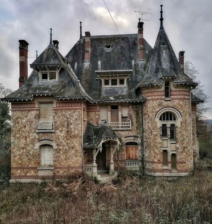 Casa abandonada. Su entrada parece una boca con colmillos