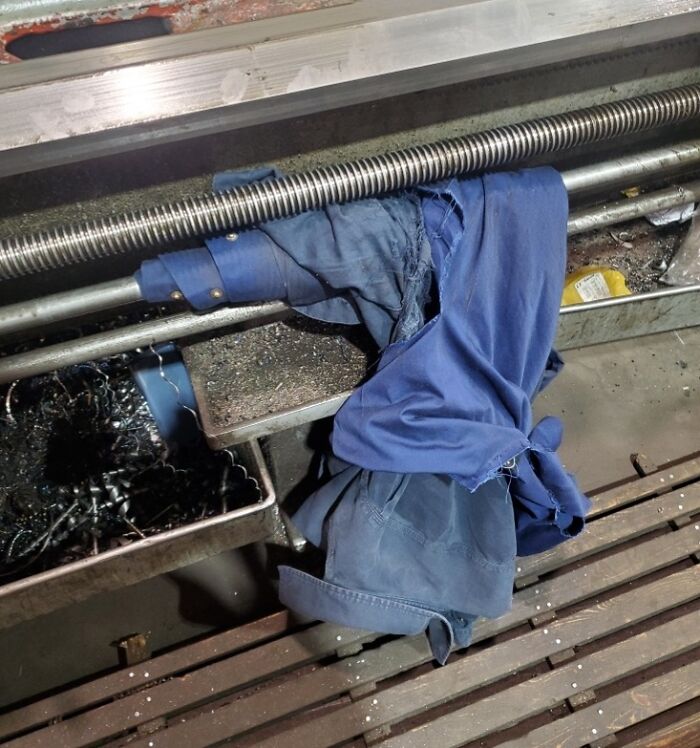 Mi padre casi es absorbido por un torno en el trabajo. Se salvó porque su ropa se enredó