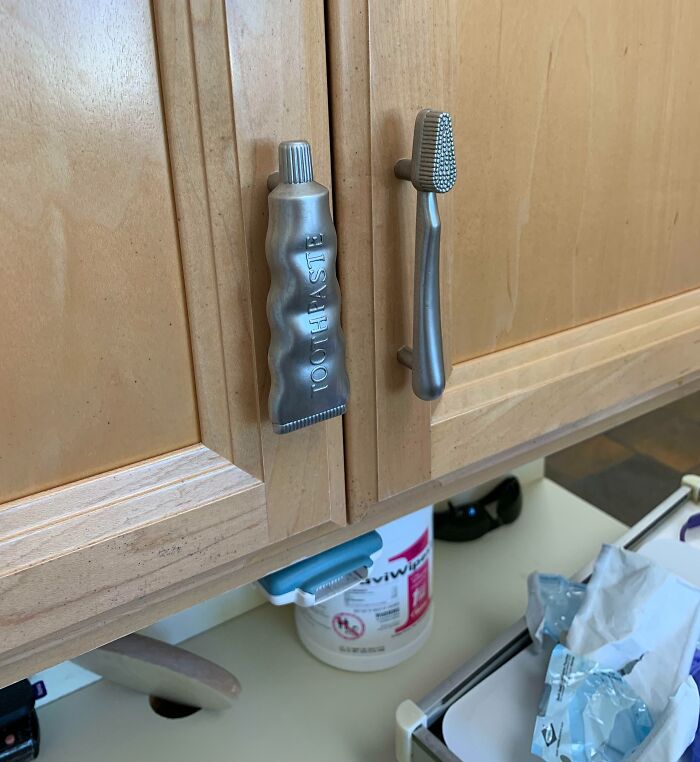 The Knobs In My Dentist’s Office Are Toothbrushes And Toothpaste