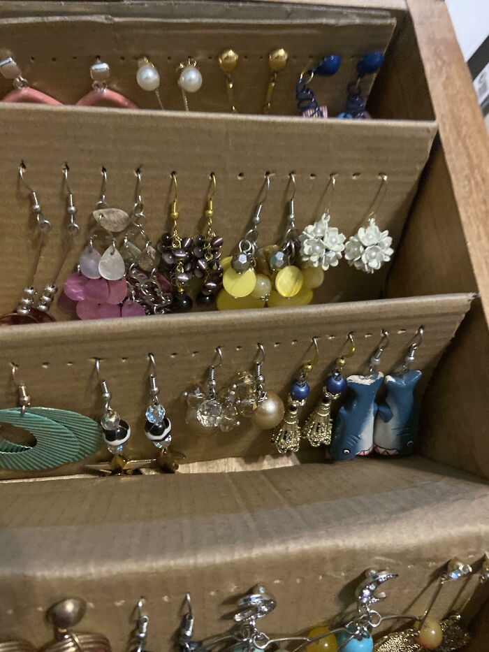 Mi hija simplemente echaba todos sus pendientes en un cajón, así que los organicé