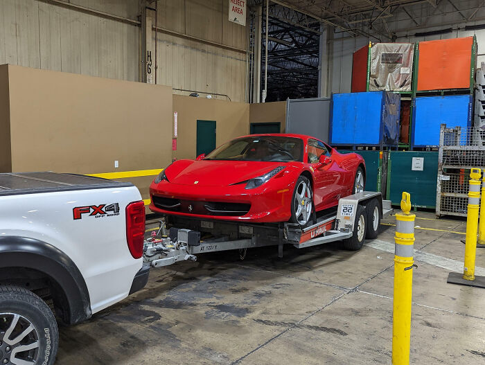 Este año me han subido el sueldo 25 céntimos. Luego llego al trabajo y veo el nuevo juguete del dueño