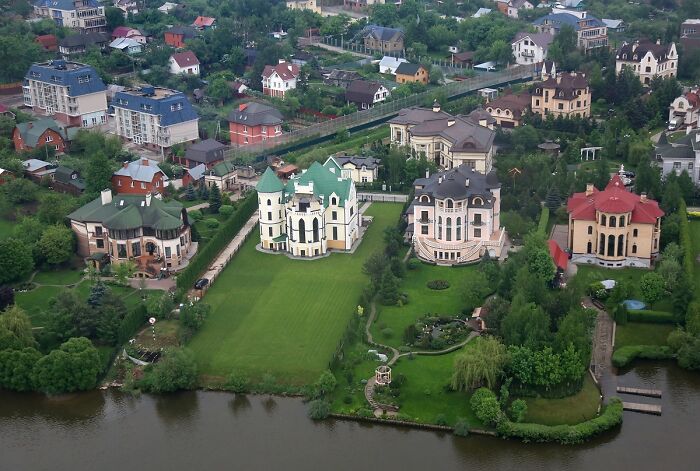 Russian Mafia "Palaces" In Rublyovka, Outside Moscow