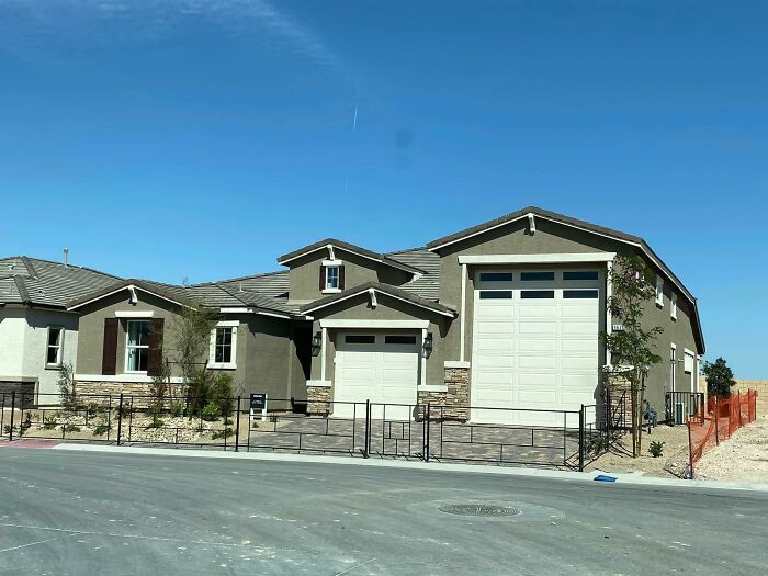 Es más grande el garaje que la casa