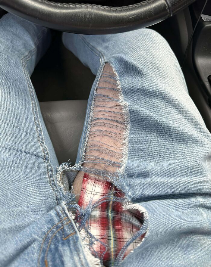 Me agaché a coger algo que cayó debajo de la mesa en el trabajo y escuché un ruido de rasgado