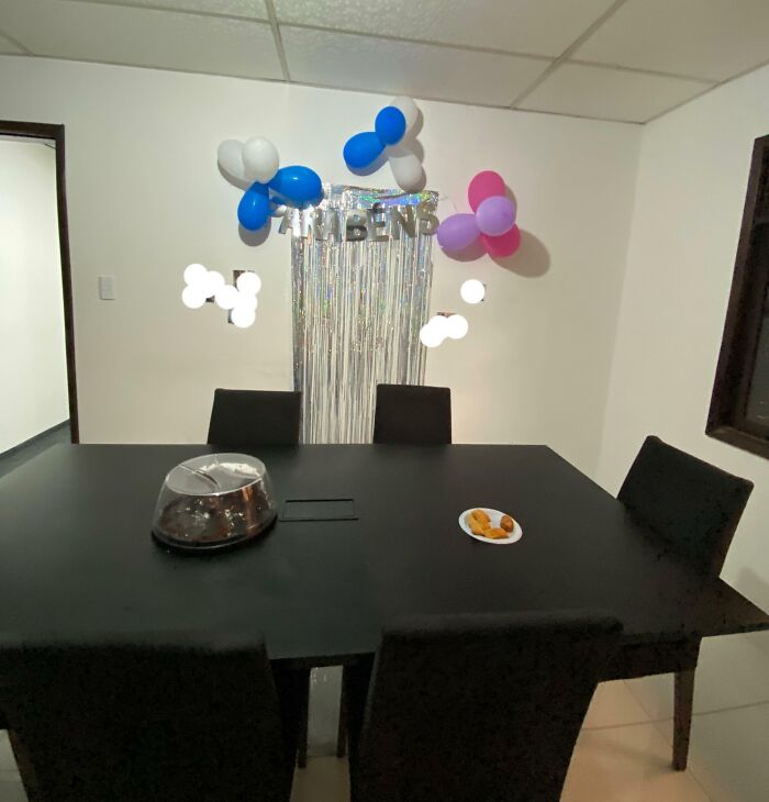 Mis compañeros me hicieron una "fiesta" de cumpleaños en la oficina, pero no se dieron cuenta de que estoy en el turno de noche. Así que celebraron y se lo comieron todo sin mi