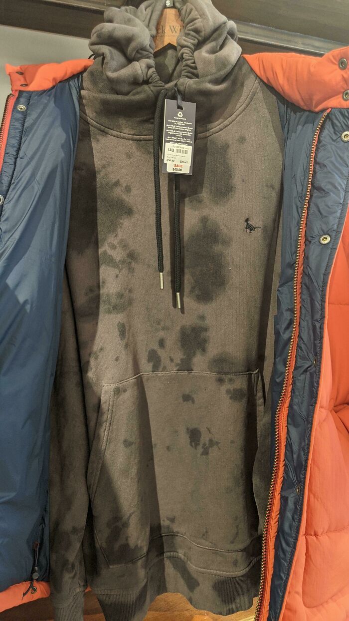 Esta sudadera con manchas teñidas parece cubierta de grasa